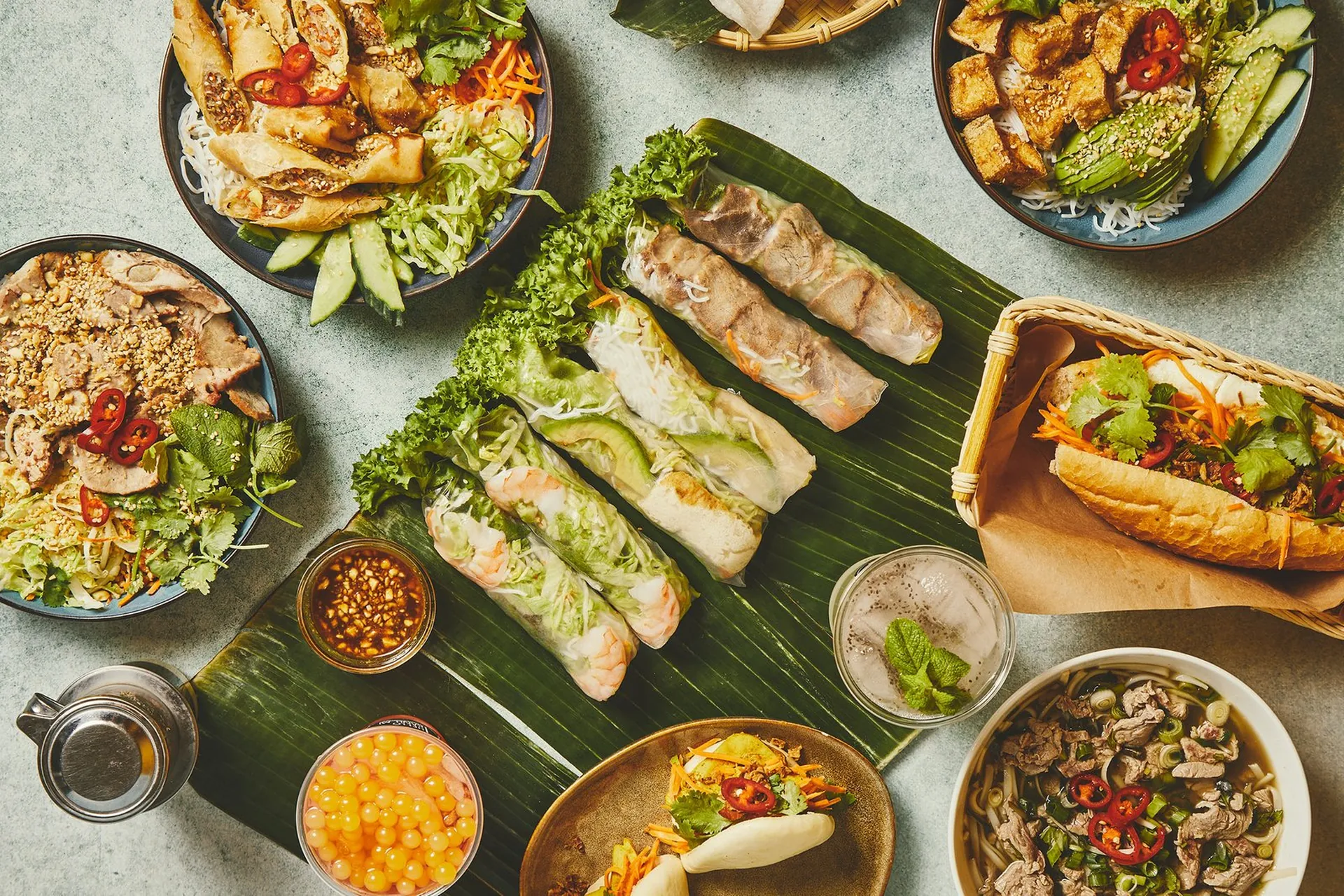 Retter fra Hêllô Bánh Mì på banankål
